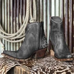 Levency Zipper Rivets Chunky Heel Boots